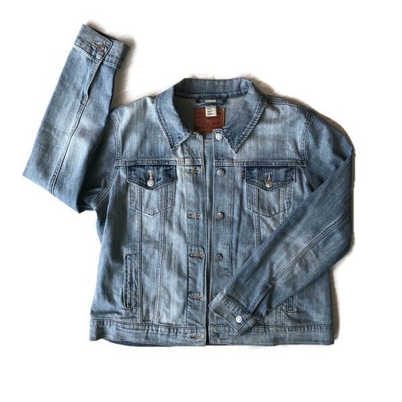 Levi's Jackets & Blazers - LEVI DENIM JACKET 💙